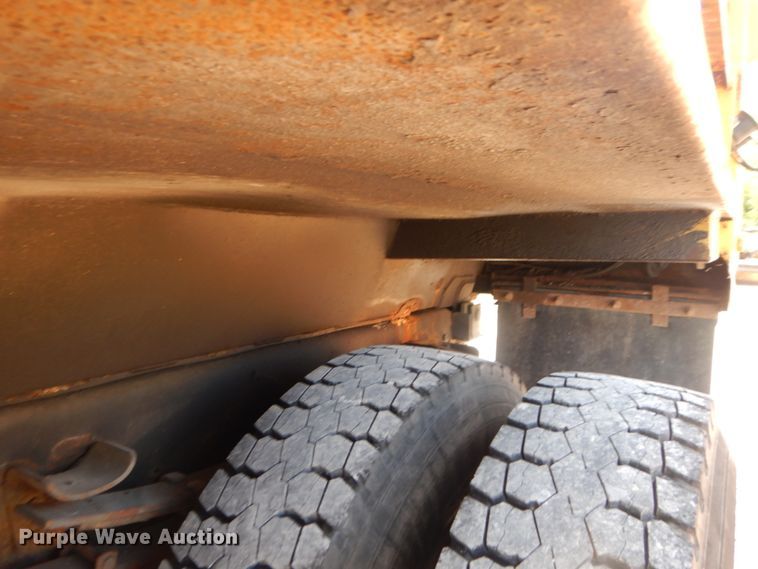 image for item IY9655 2002 International 4900  dump truck