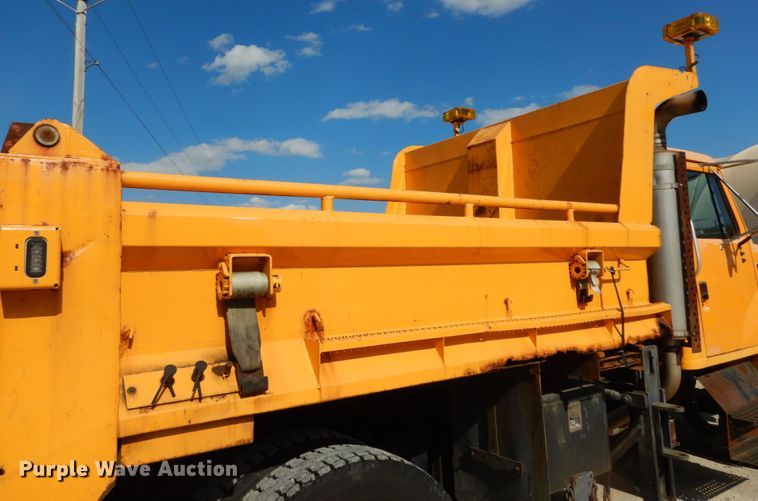image for item IY9655 2002 International 4900  dump truck