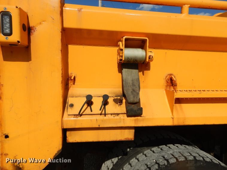 image for item IY9655 2002 International 4900  dump truck