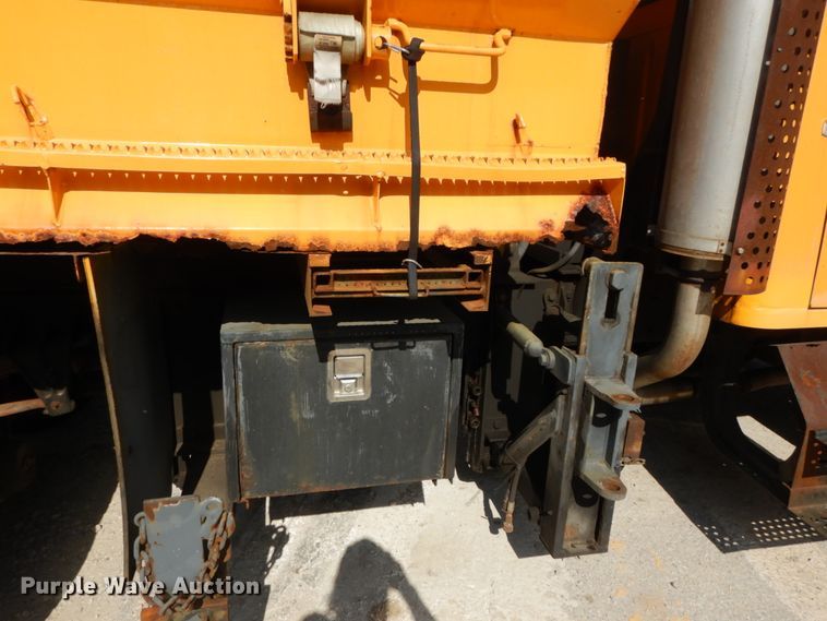 image for item IY9655 2002 International 4900  dump truck