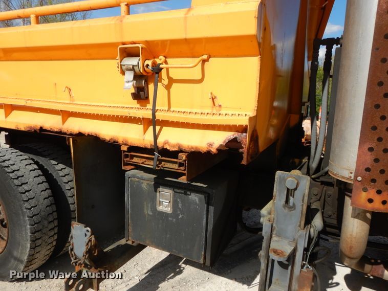 image for item IY9655 2002 International 4900  dump truck