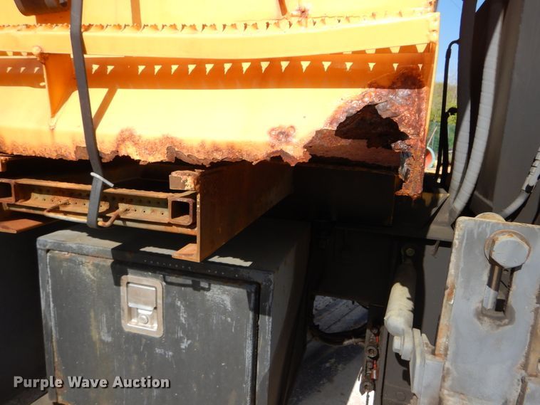 image for item IY9655 2002 International 4900  dump truck