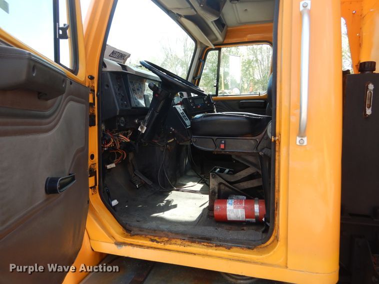 image for item IY9655 2002 International 4900  dump truck