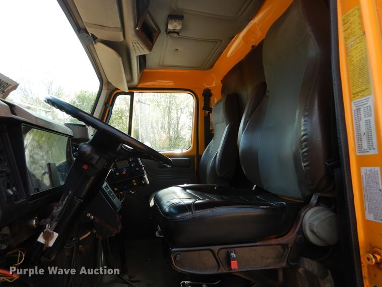 image for item IY9655 2002 International 4900  dump truck