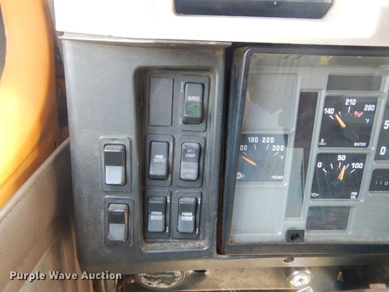 image for item IY9655 2002 International 4900  dump truck