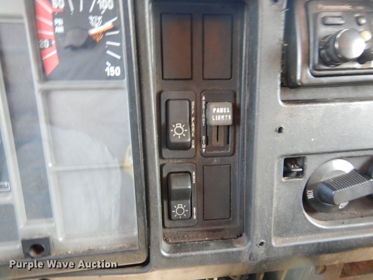 image for item IY9655 2002 International 4900  dump truck