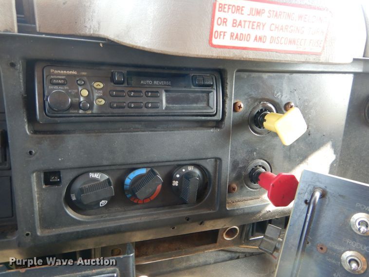 image for item IY9655 2002 International 4900  dump truck