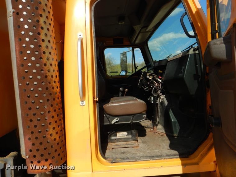 image for item IY9655 2002 International 4900  dump truck