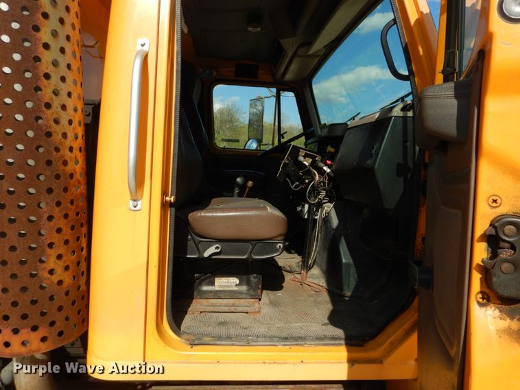 image for item IY9655 2002 International 4900  dump truck