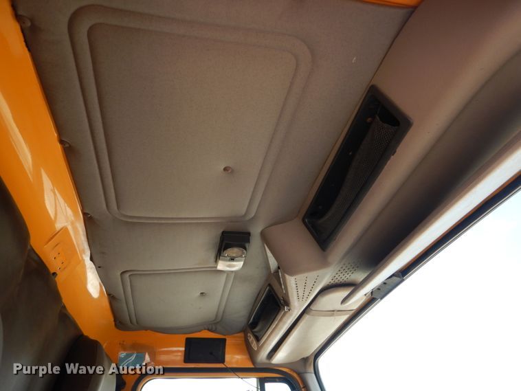 image for item IY9655 2002 International 4900  dump truck