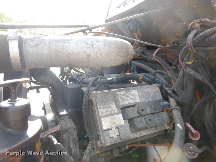 image for item IY9655 2002 International 4900  dump truck