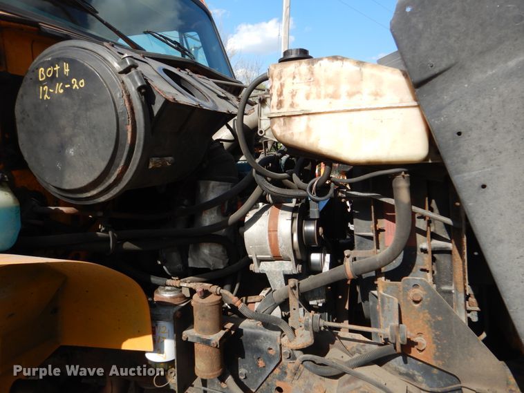 image for item IY9655 2002 International 4900  dump truck