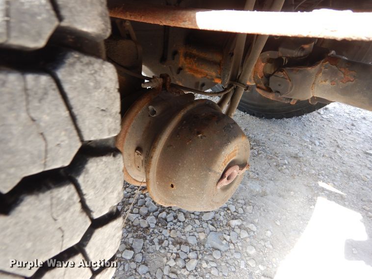 image for item IY9655 2002 International 4900  dump truck