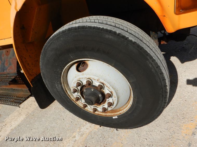 image for item IY9655 2002 International 4900  dump truck