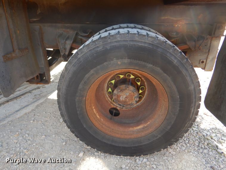 image for item IY9655 2002 International 4900  dump truck