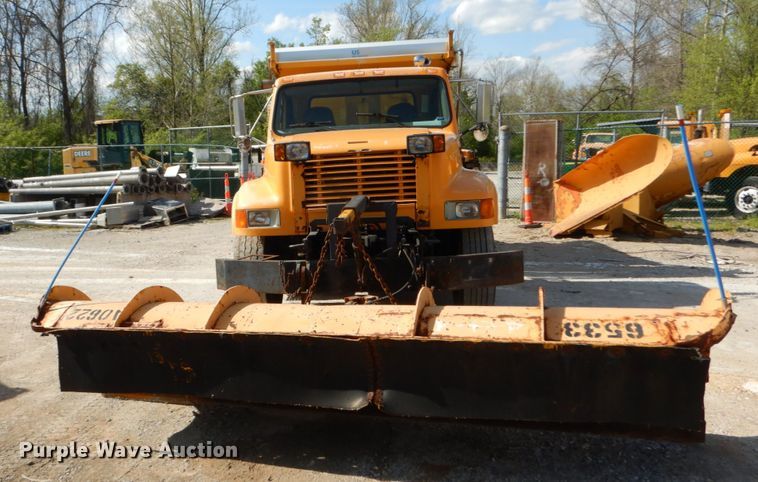 image for item IY9656 2002 International 4900  dump truck