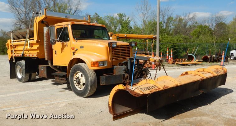 image for item IY9656 2002 International 4900  dump truck