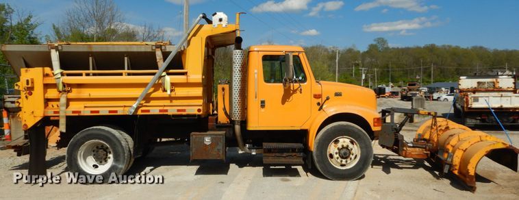 image for item IY9656 2002 International 4900  dump truck