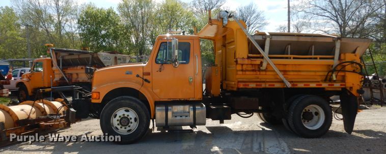 image for item IY9656 2002 International 4900  dump truck