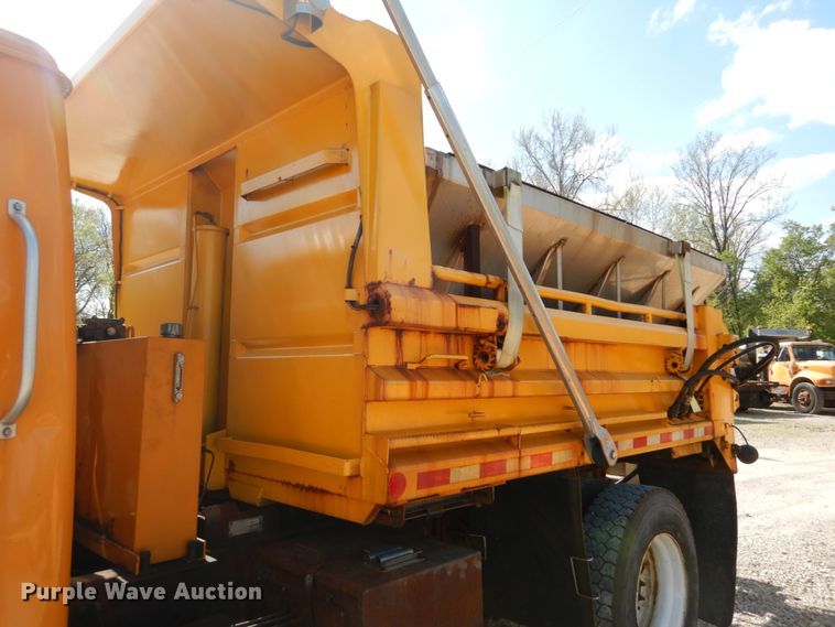 image for item IY9656 2002 International 4900  dump truck