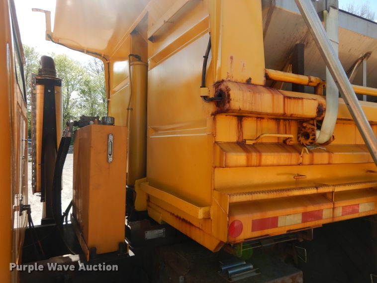 image for item IY9656 2002 International 4900  dump truck