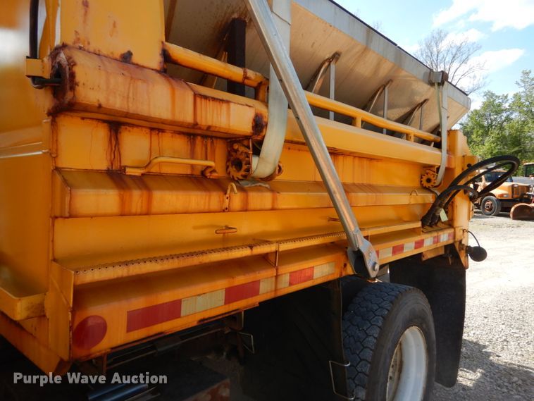 image for item IY9656 2002 International 4900  dump truck