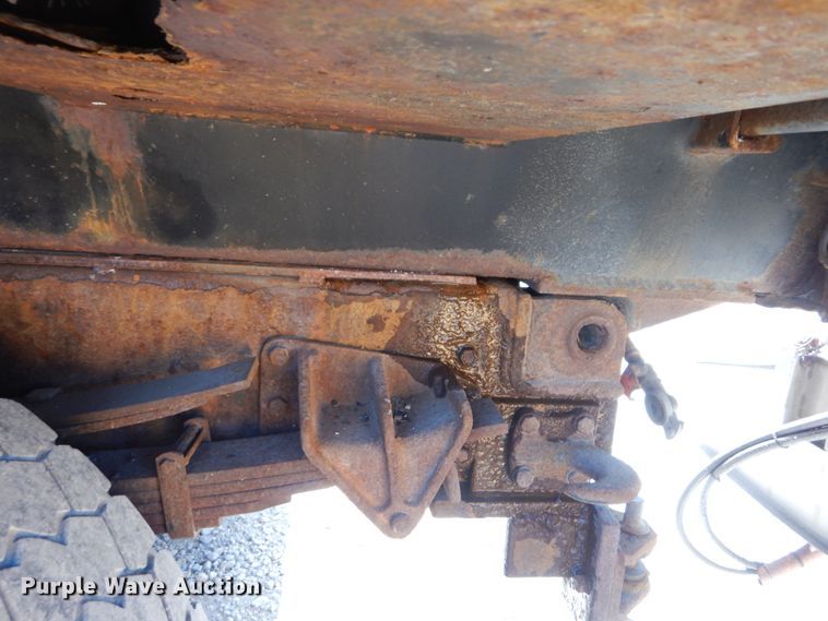 image for item IY9656 2002 International 4900  dump truck