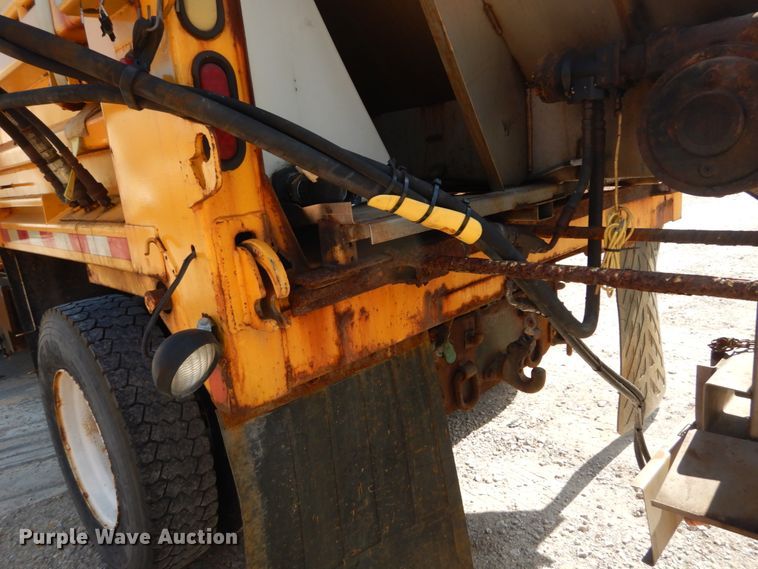 image for item IY9656 2002 International 4900  dump truck