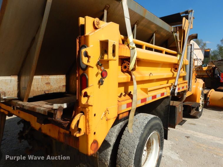 image for item IY9656 2002 International 4900  dump truck