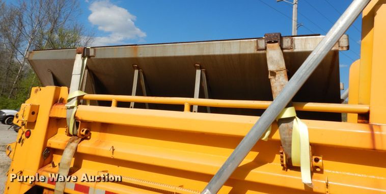 image for item IY9656 2002 International 4900  dump truck