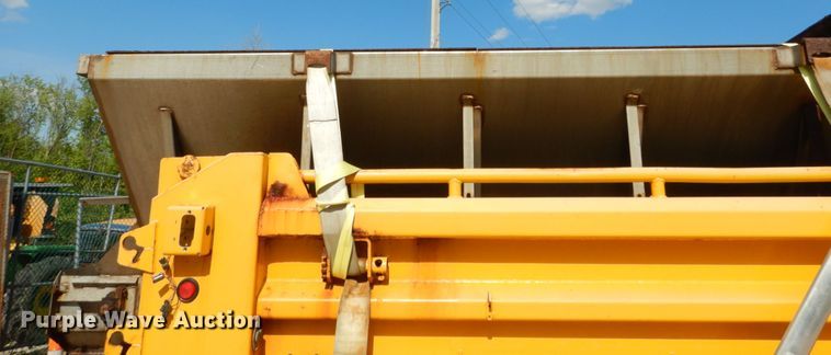 image for item IY9656 2002 International 4900  dump truck