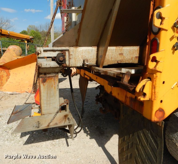 image for item IY9656 2002 International 4900  dump truck