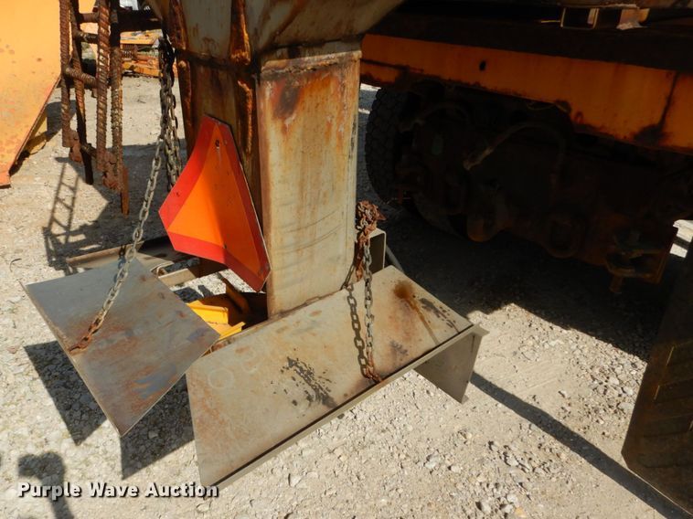 image for item IY9656 2002 International 4900  dump truck