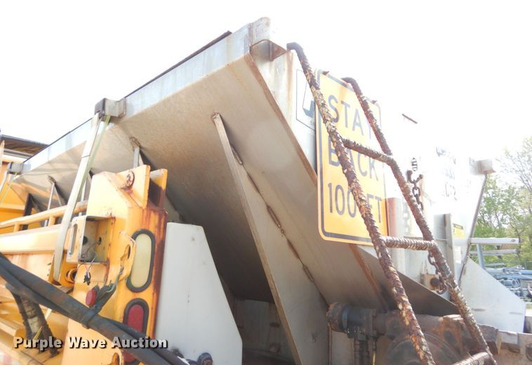 image for item IY9656 2002 International 4900  dump truck