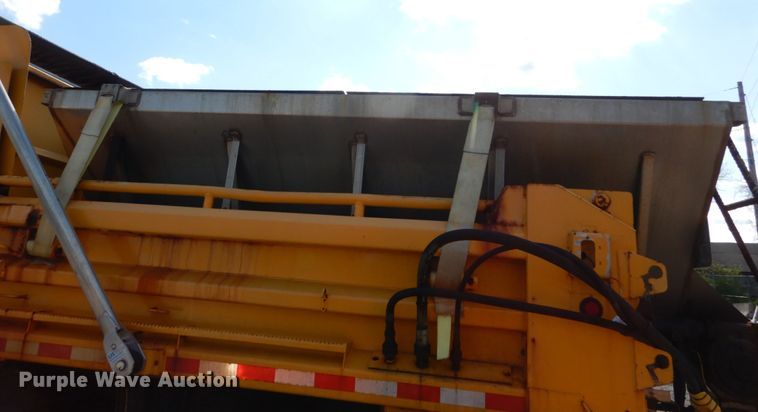 image for item IY9656 2002 International 4900  dump truck