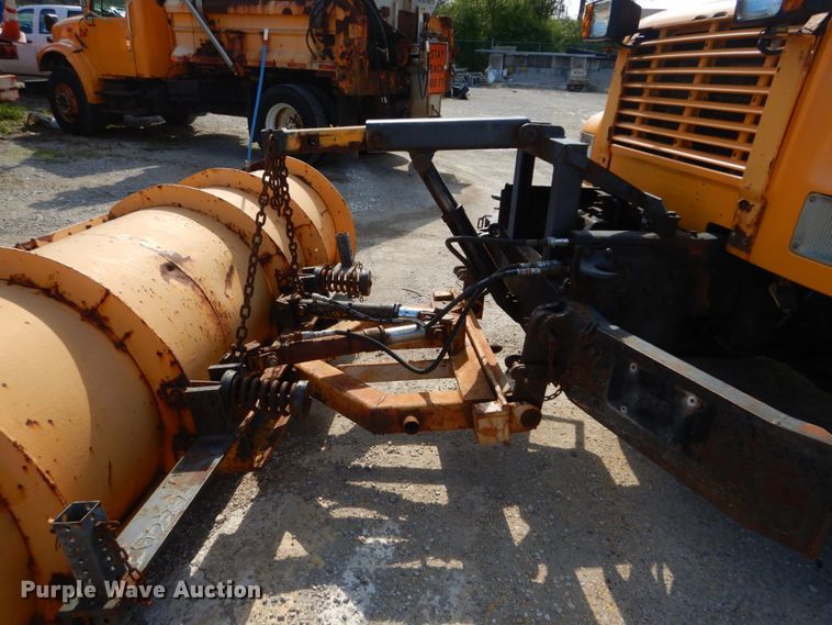 image for item IY9656 2002 International 4900  dump truck