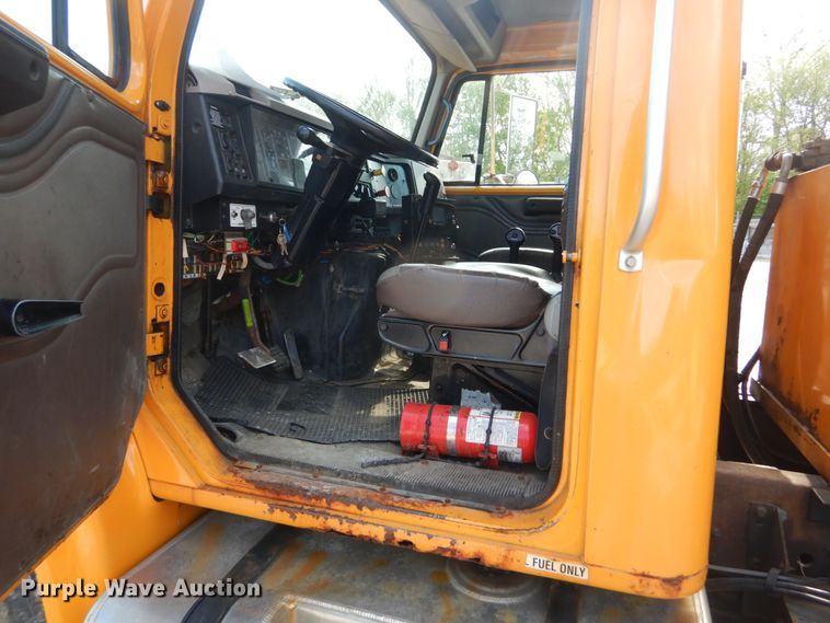 image for item IY9656 2002 International 4900  dump truck