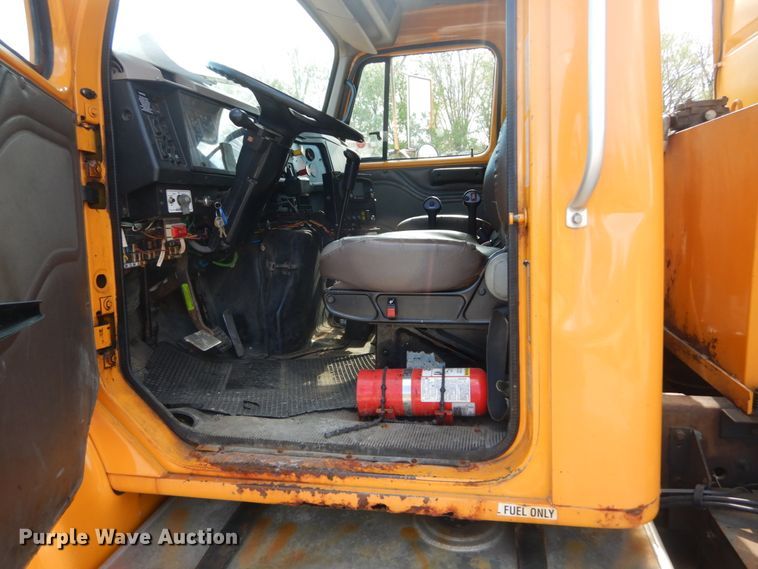 image for item IY9656 2002 International 4900  dump truck