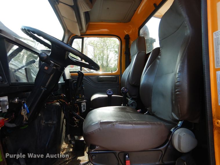 image for item IY9656 2002 International 4900  dump truck