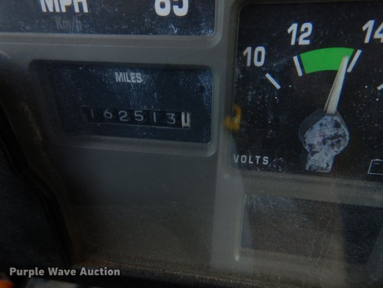 image for item IY9656 2002 International 4900  dump truck