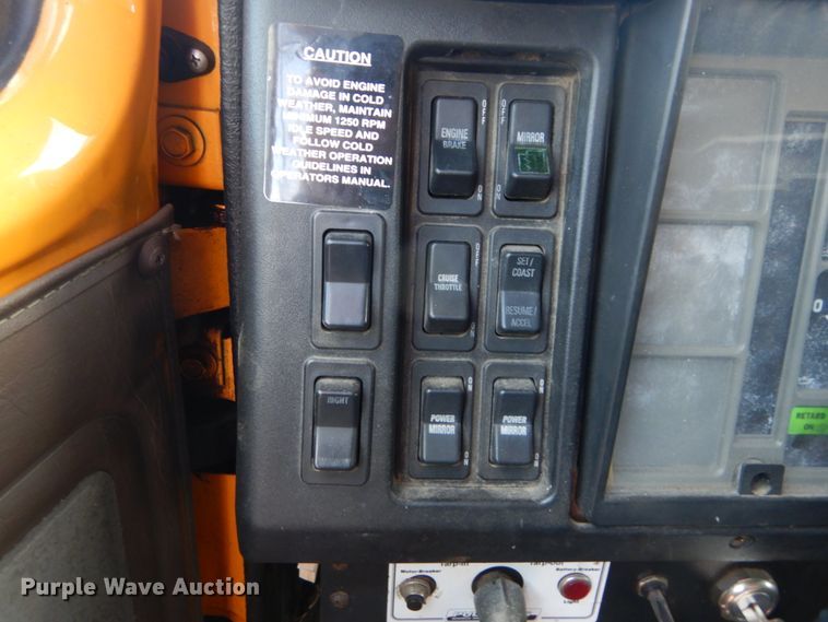 image for item IY9656 2002 International 4900  dump truck