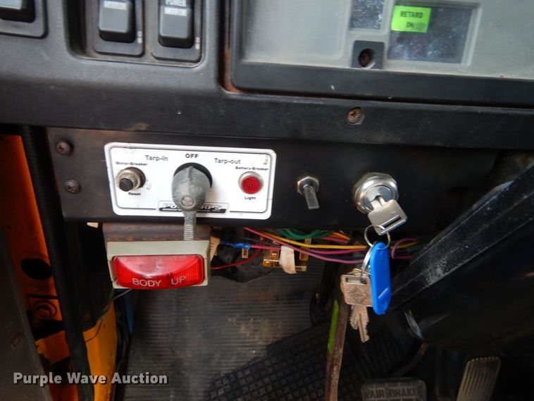 image for item IY9656 2002 International 4900  dump truck