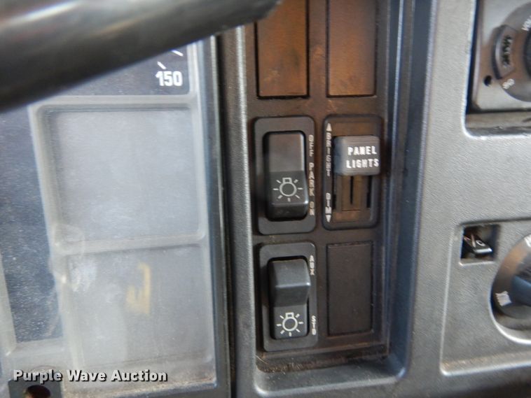 image for item IY9656 2002 International 4900  dump truck