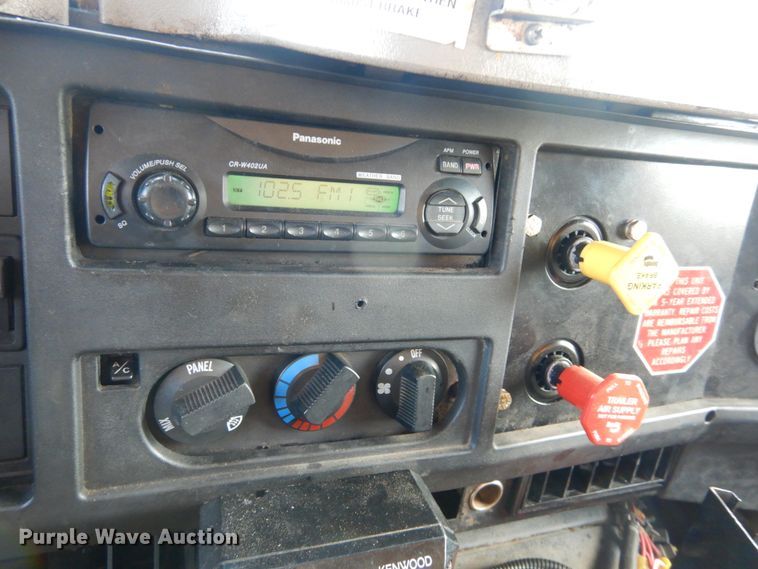 image for item IY9656 2002 International 4900  dump truck