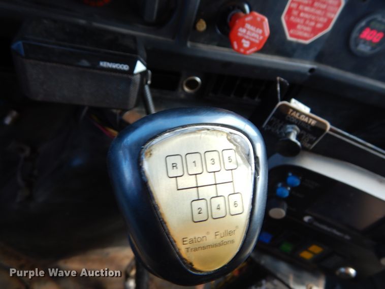 image for item IY9656 2002 International 4900  dump truck