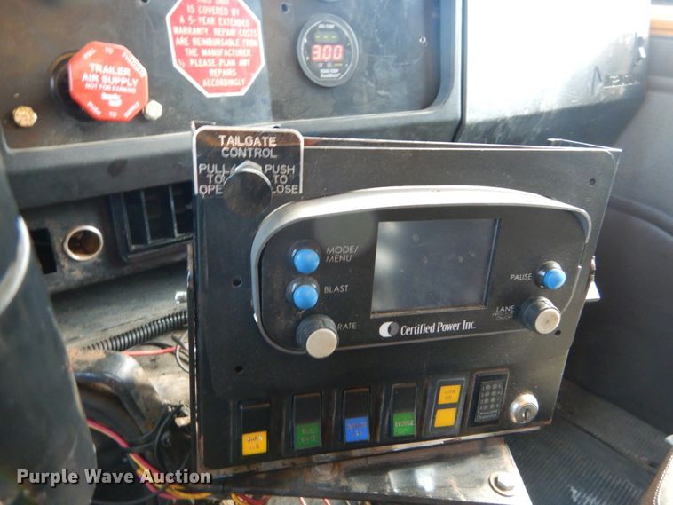 image for item IY9656 2002 International 4900  dump truck