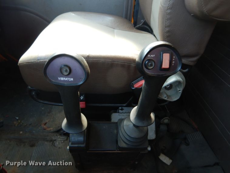 image for item IY9656 2002 International 4900  dump truck