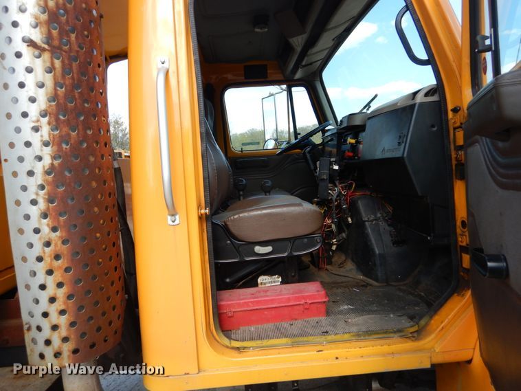 image for item IY9656 2002 International 4900  dump truck