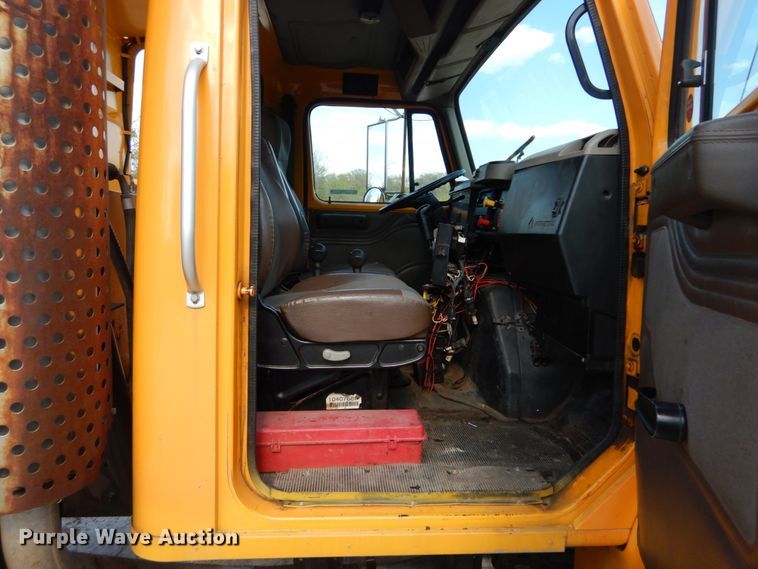 image for item IY9656 2002 International 4900  dump truck