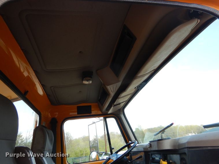 image for item IY9656 2002 International 4900  dump truck